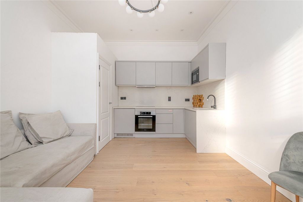 Property photo 2 of 8 Picture No. 15