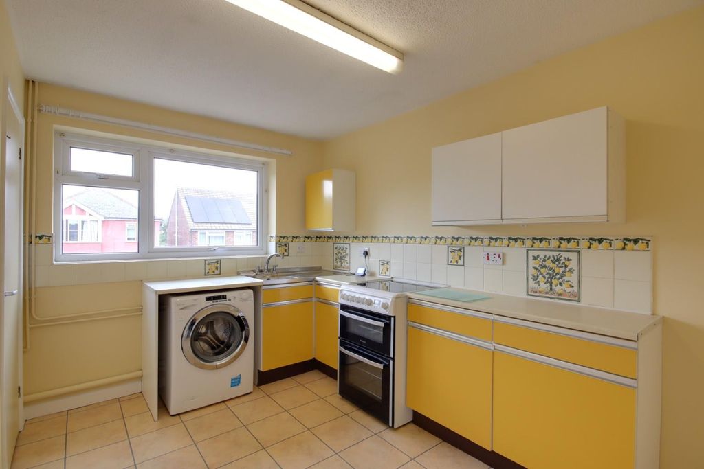 Property photo 2 of 8 Kitchen