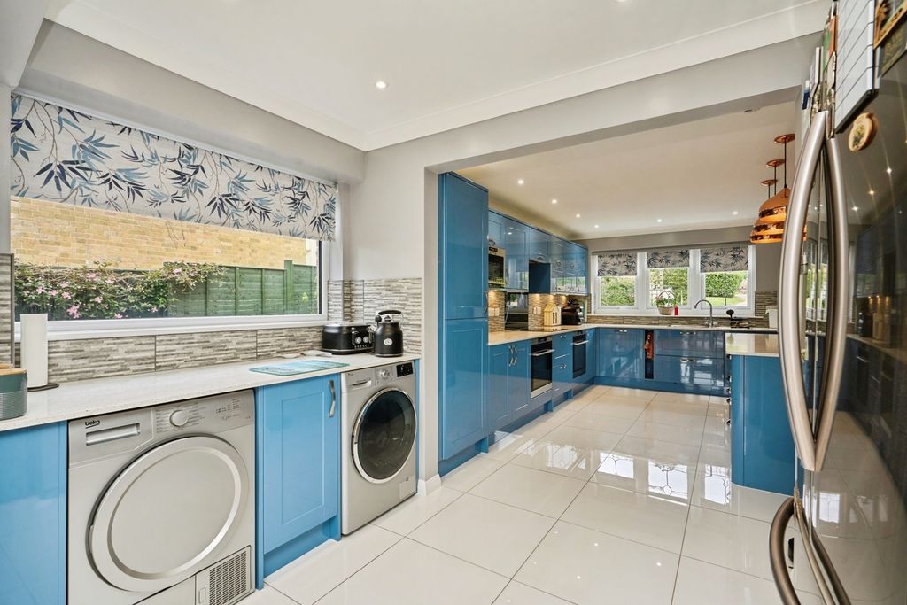 Property photo 3 of 17 Kitchen