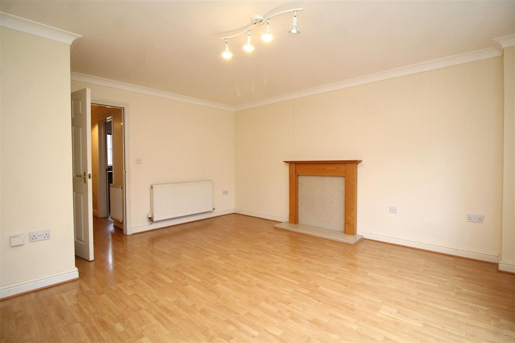 Property photo 3 of 13 Living Room 2 .Jpg