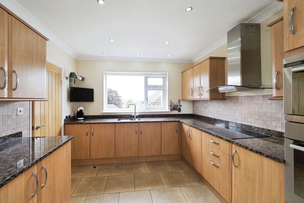 Property photo 3 of 20 Great Sized Modern Kitchen