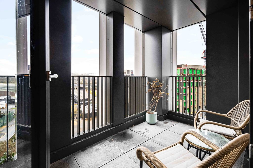 Property photo 2 of 25