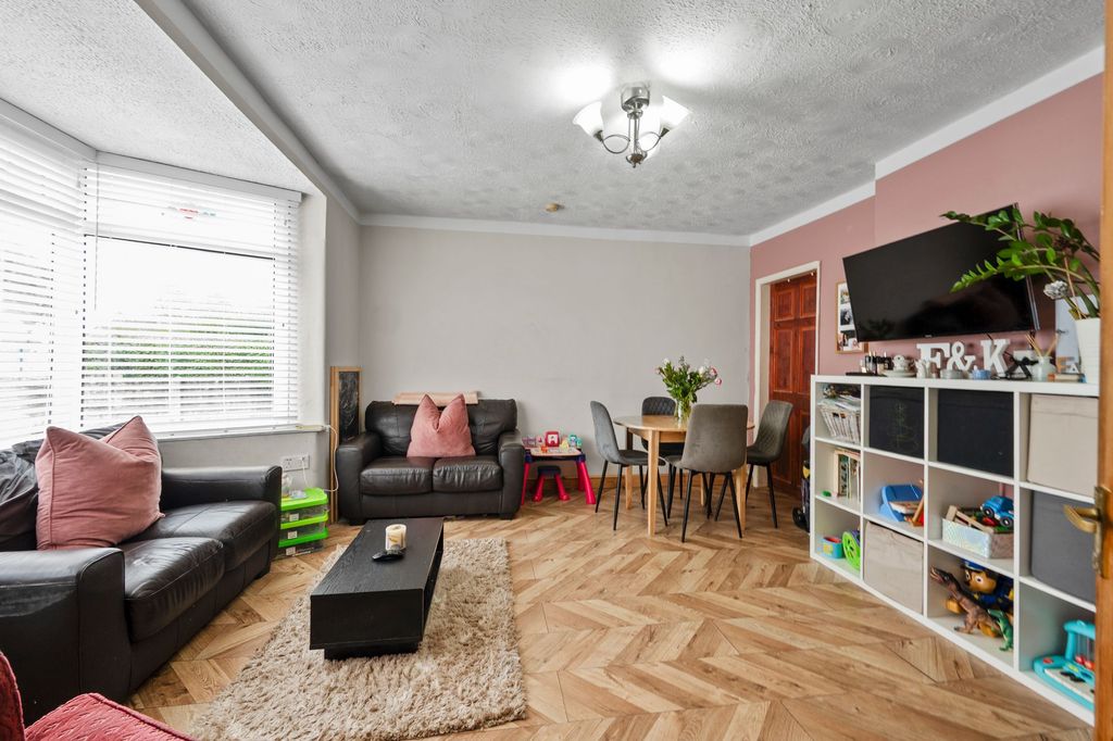 Property photo 3 of 28