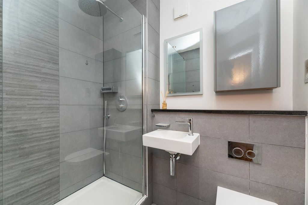 Property photo 3 of 23 Bathroom
