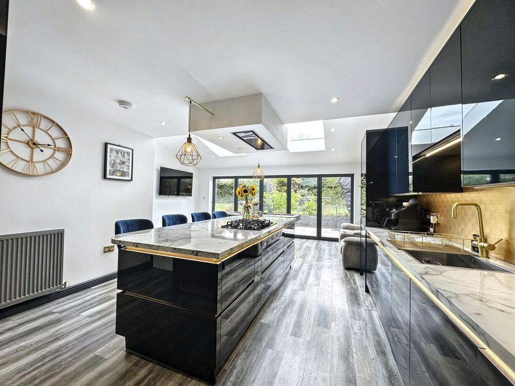 Property photo 3 of 33