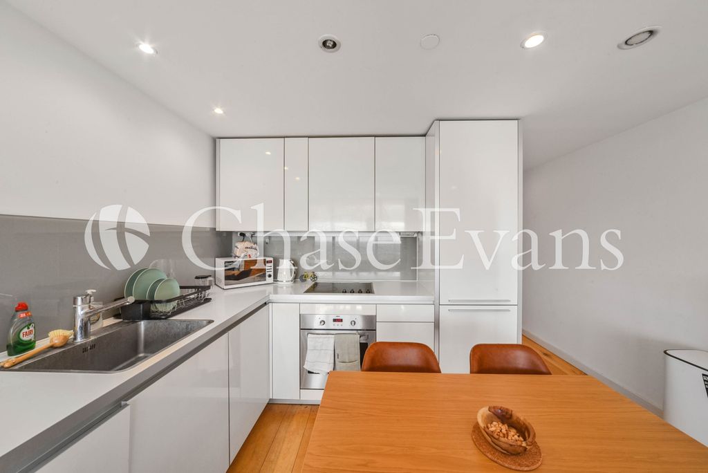 Property photo 2 of 14 The Strata, Walworth