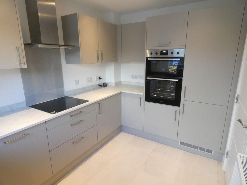 Property photo 3 of 18 Kitchen