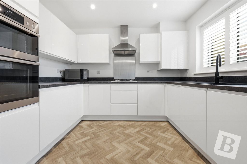 Property photo 3 of 14 Kitchen