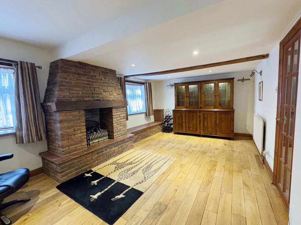 Property photo 2 of 11 Lounge