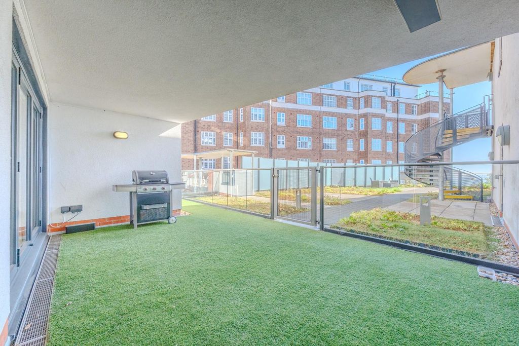 Property photo 3 of 26 Terrace