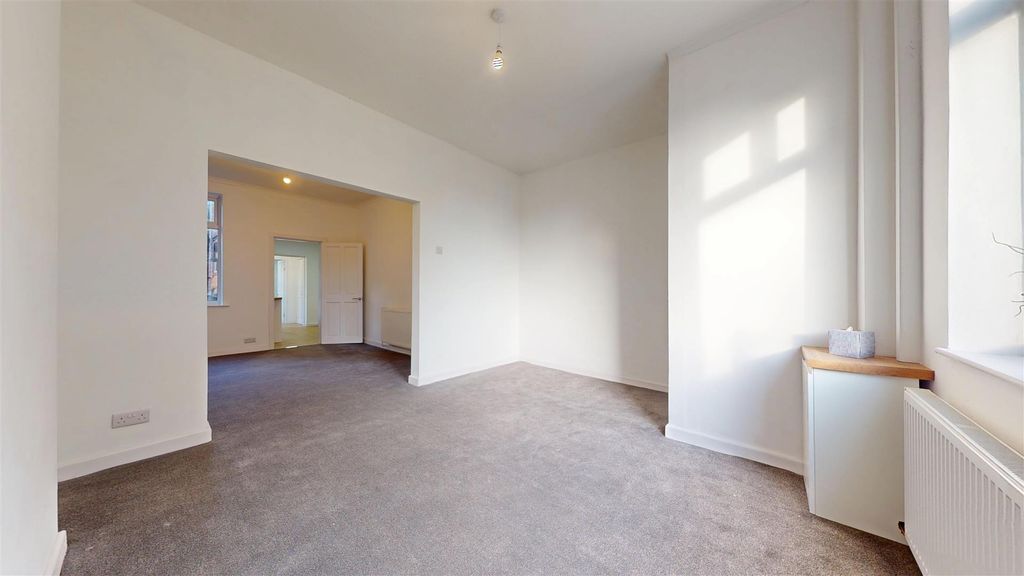 Property photo 2 of 26 Cambridge Road Living Room