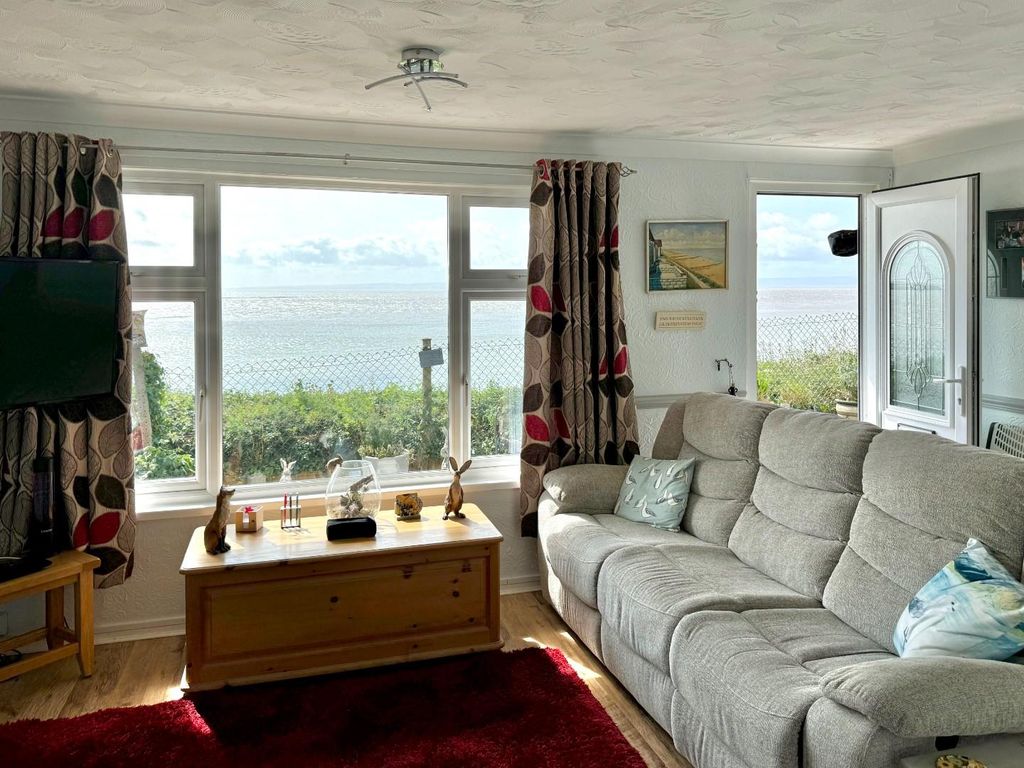 Property photo 3 of 12 Lounge/Dining