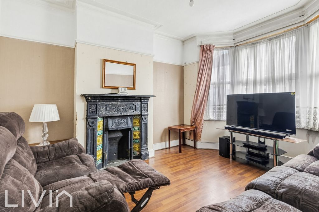 Property photo 2 of 9 Amersham Road 18 -36