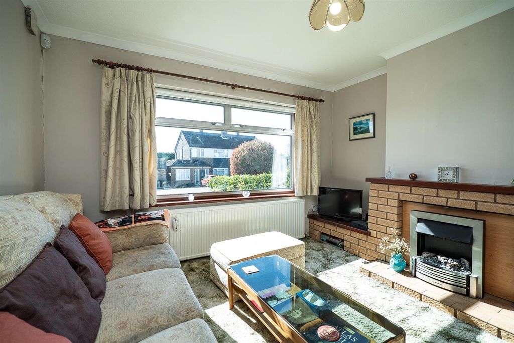 Property photo 3 of 18 Through Lounge