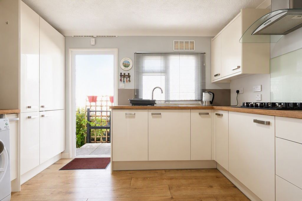 Property photo 3 of 8 Kitchen