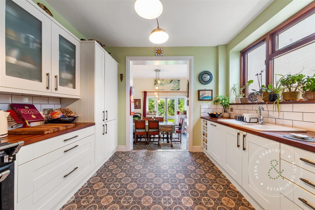 Property photo 2 of 46 Cressy-Road-16.Jpg
