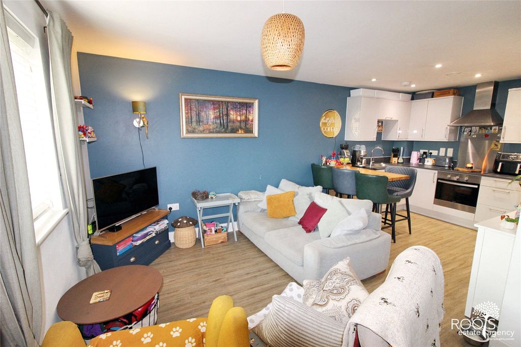 Property photo 2 of 10 Trendy Open-Plan