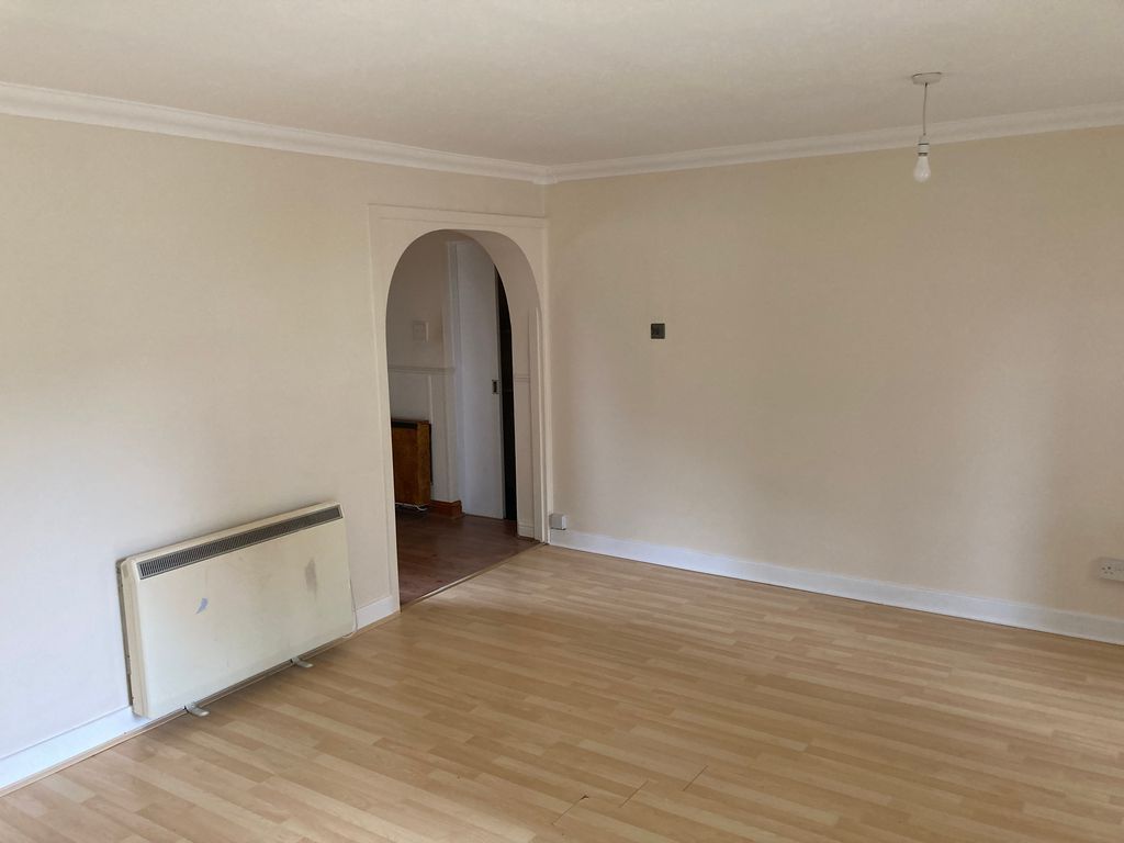 Property photo 3 of 9 Lounge 2