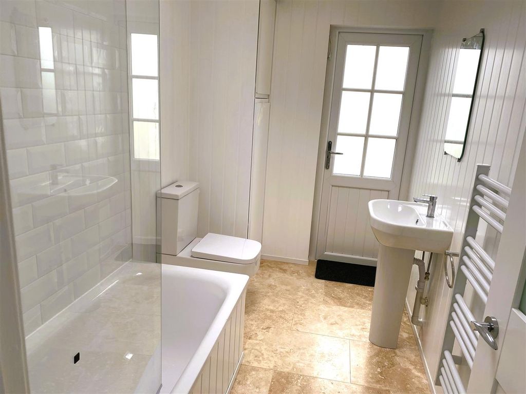 Property photo 3 of 10 Bathroom.Jpg