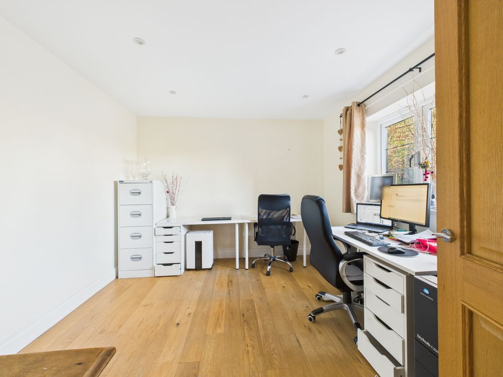 Property photo 3 of 17 Cam02909G0-Pr0341-Still008