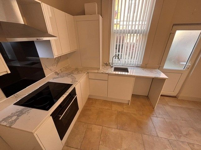 Property photo 2 of 10 Kitchen 2