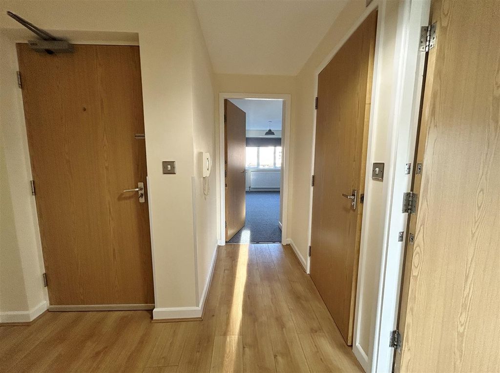 Property photo 3 of 11 Hall