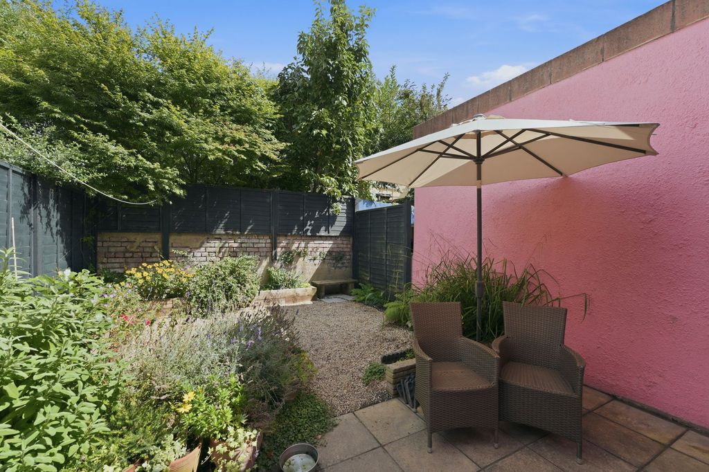 Property photo 2 of 28