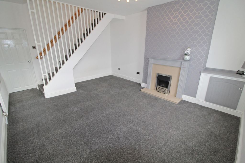 Property photo 3 of 17 Lounge