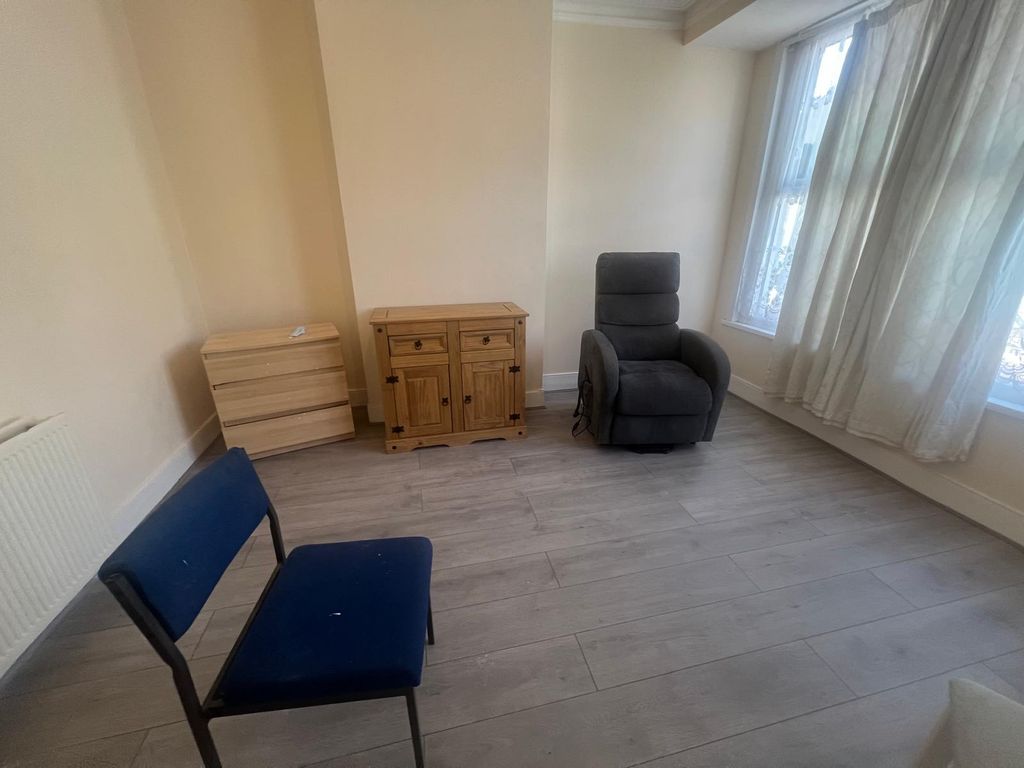 Property photo 2 of 10 5d0c43A2-B4Eb-42d1-ba16-3A017De69018