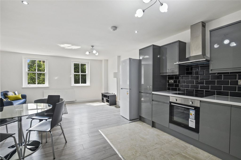 Property photo 2 of 6 Living Room/Kitchen
