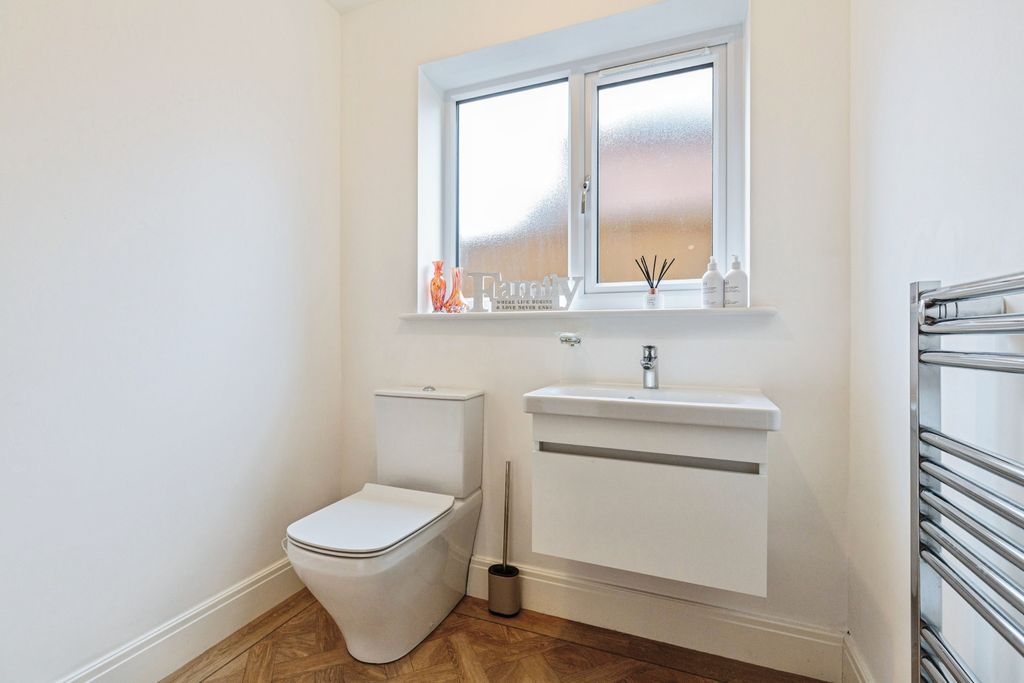 Property photo 2 of 28 Ground Floor WC