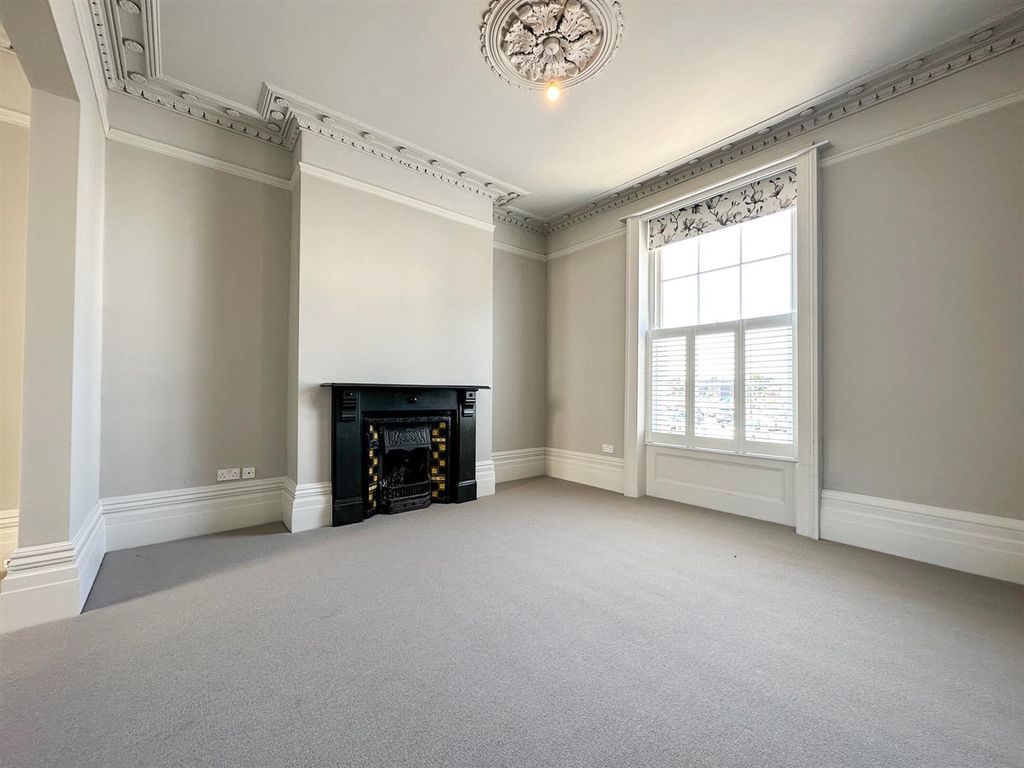 Property photo 2 of 22 Sitting Room