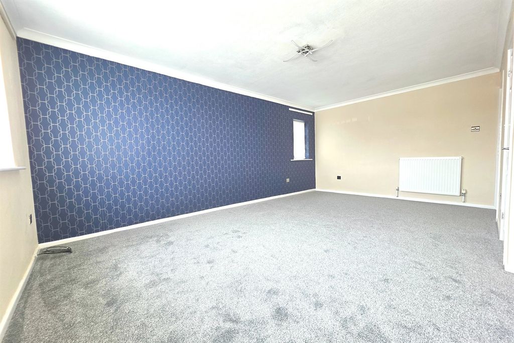 Property photo 3 of 7 Lounge