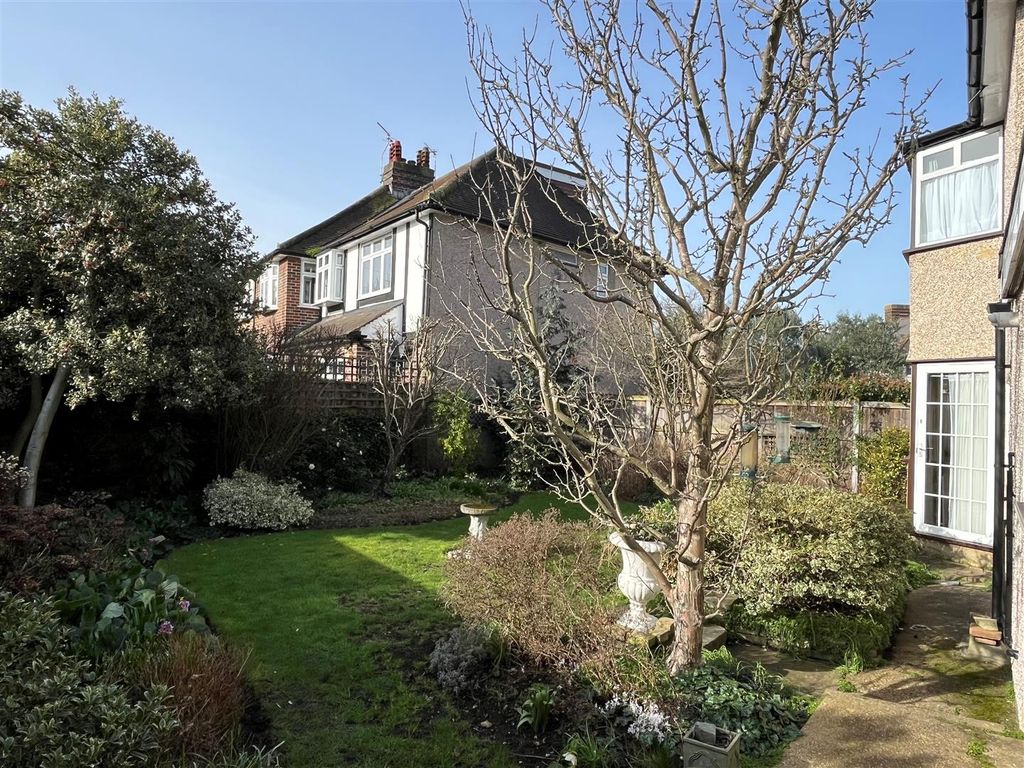 Property photo 3 of 16 100 Redway Drive Gdn Feb.Jpg