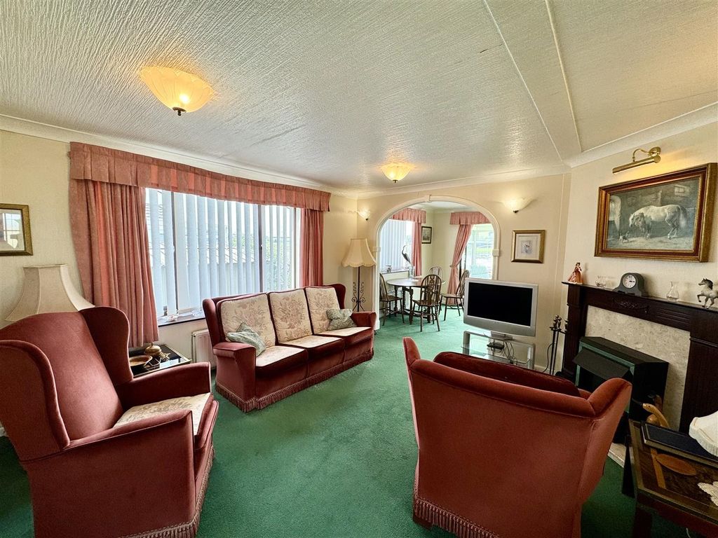 Property photo 2 of 21 Sitting Room