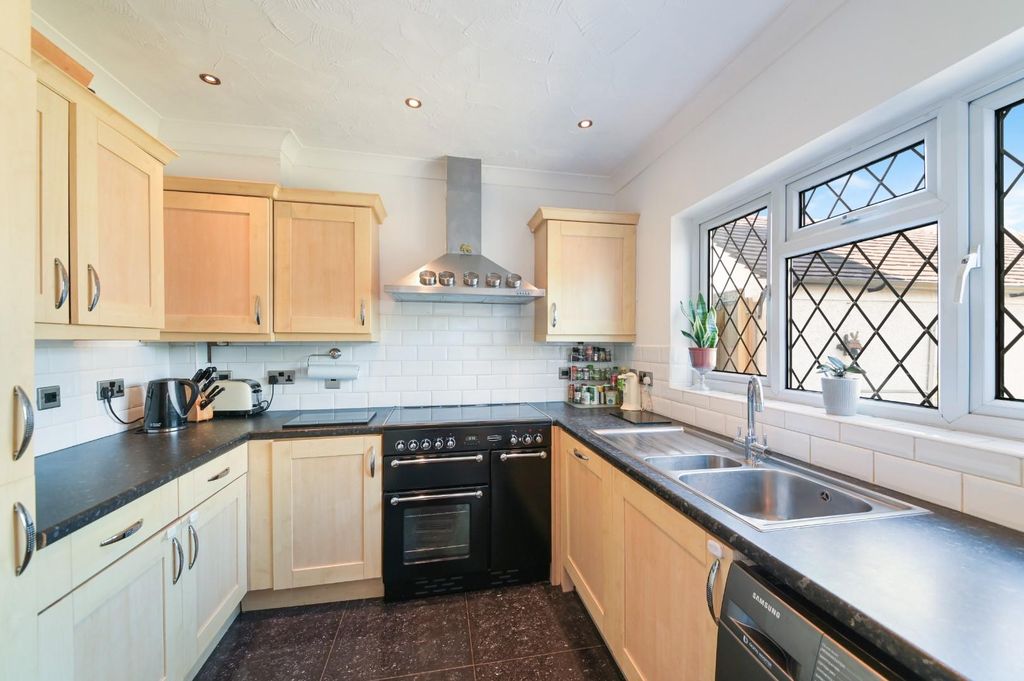 Property photo 3 of 19 Calverley Road, (15).Jpg