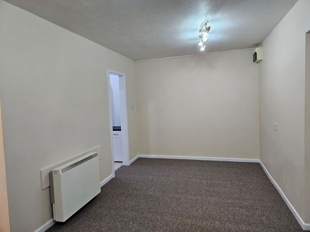 Property photo 3 of 8 Living Room/Bedroom