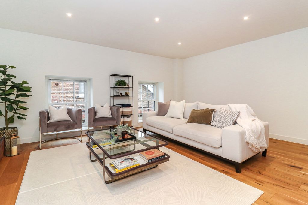 Property photo 3 of 18 Sitting Room