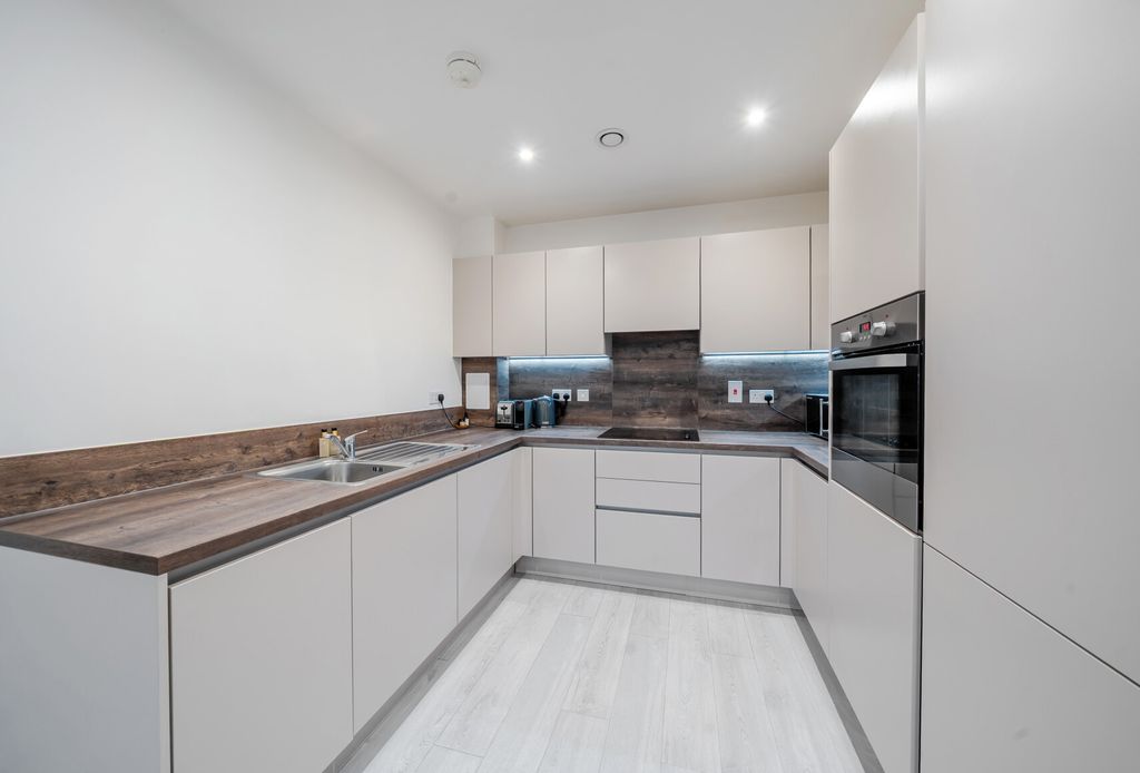 Property photo 3 of 10 1388375-7-69383A8...