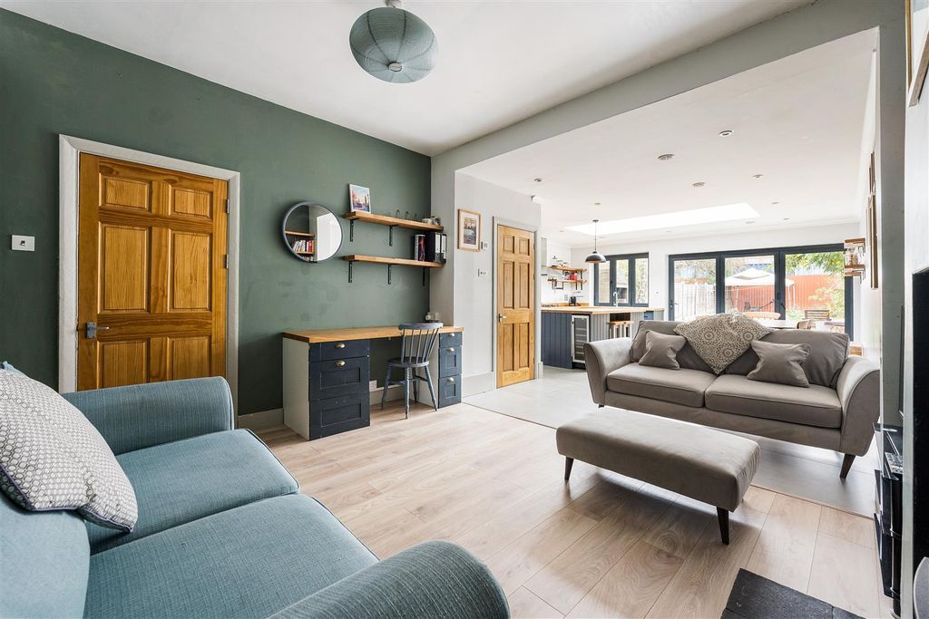 Property photo 2 of 26 Carlyle Road, E12
