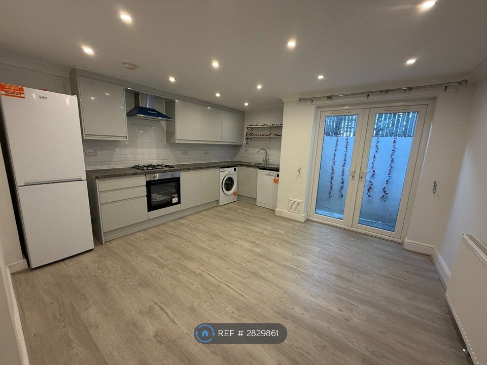 Property photo 2 of 9 Spacious Kitchen Diner