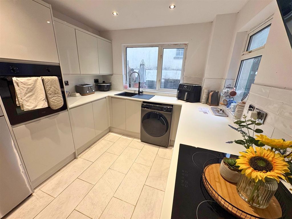 Property photo 1 of 25 Kitchen