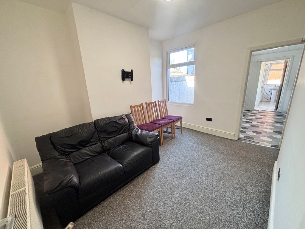 Property photo 3 of 7 Living Room
