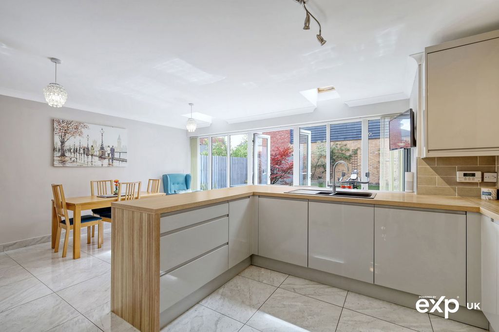 Property photo 2 of 32