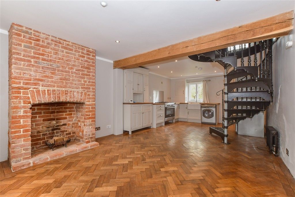 Property photo 2 of 16 Lounge