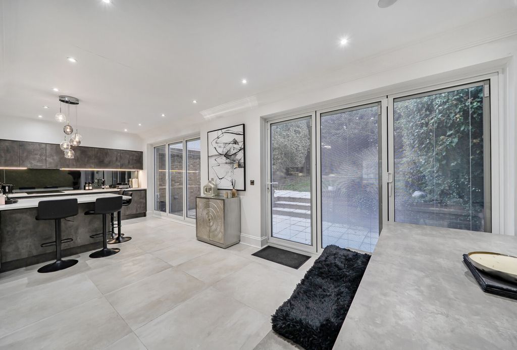 Property photo 3 of 16 1371185-12-690A37...