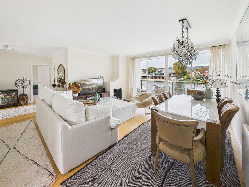 Property photo 3 of 14 Living .3