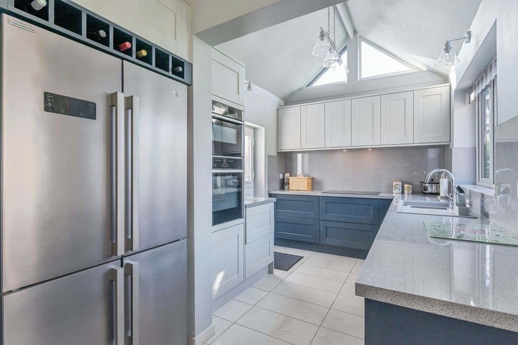 Property photo 3 of 17 Kitchen