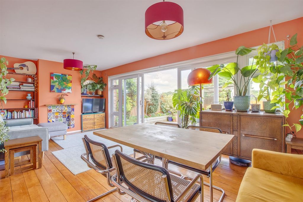 Property photo 3 of 15 15 Longland Way, Hp12 3Un-9.Jpg