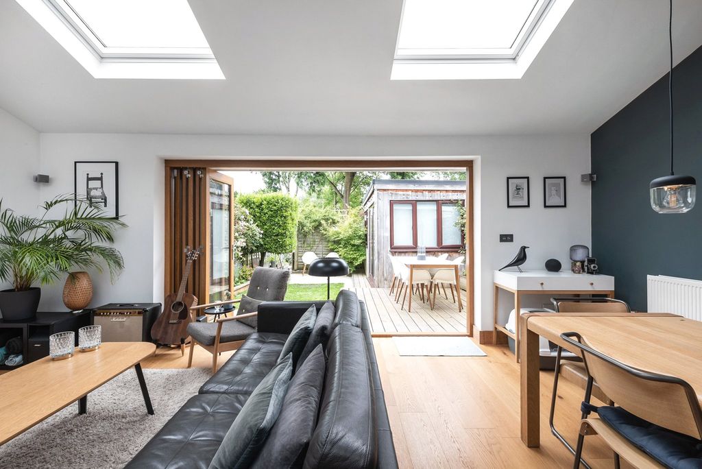 Property photo 2 of 18 Picture No. 11